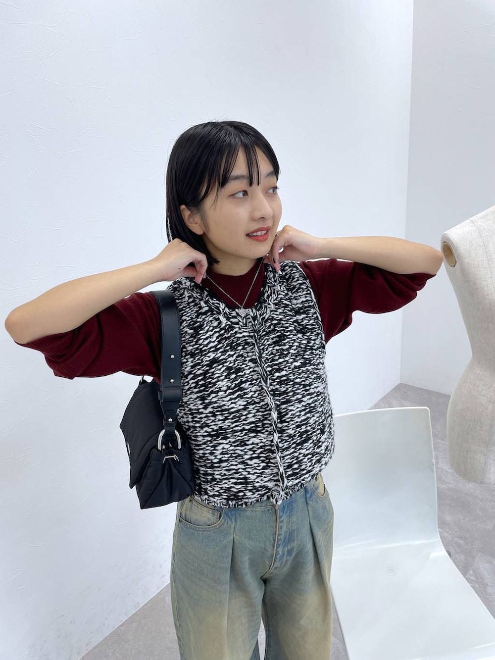 「ニット、カジュアル、ベスト、デニムパンツ」｜「JEANASISのランダムアウトソールスニーカー/968688（スニーカー、ブラック系）」を使った、山形真理さん（レディース・155cm）の秋コーディネートの3枚目の写真