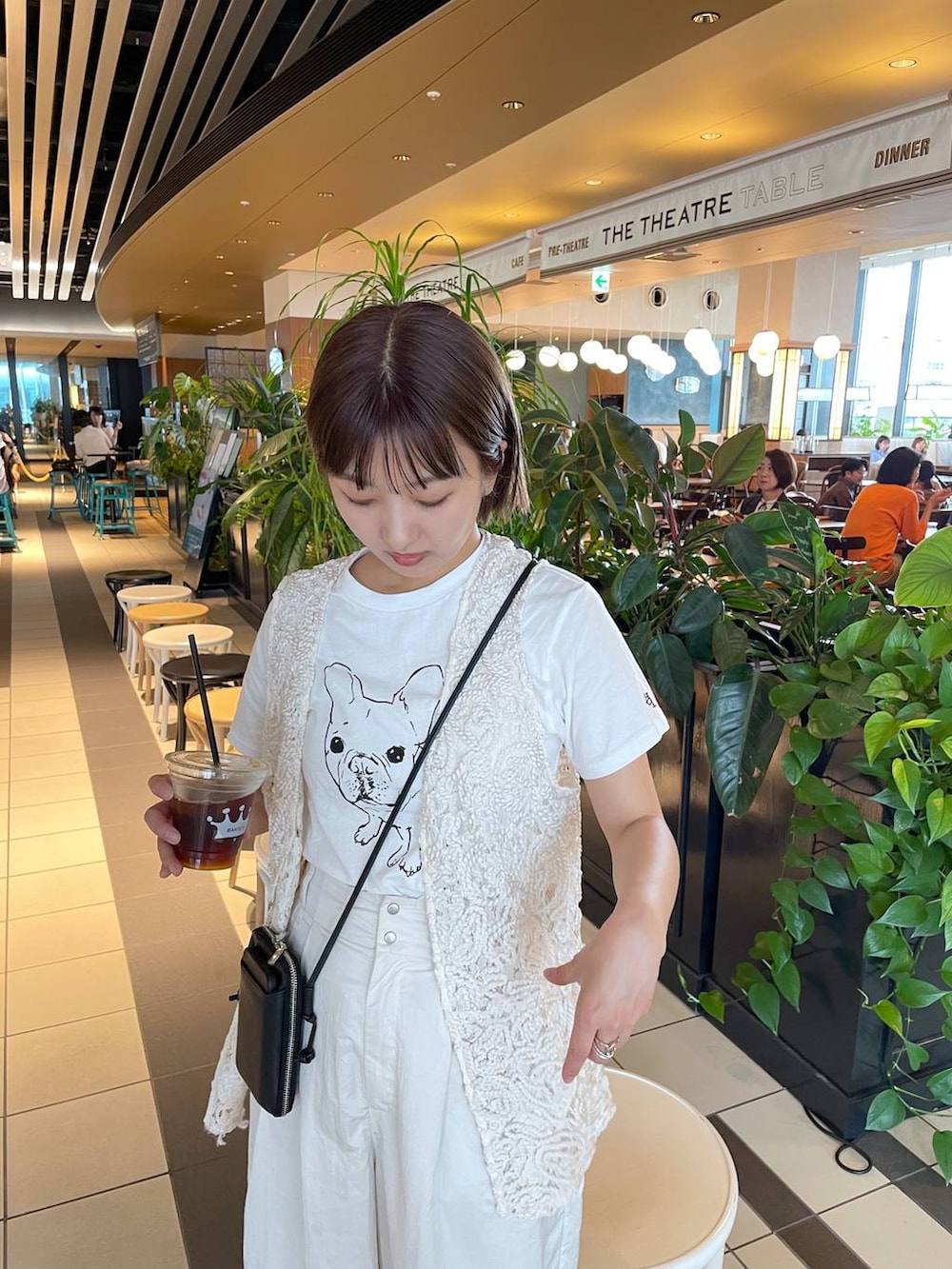 「レイヤードスタイル、JEANASIS」｜「eLの【eL】Pur Tee SS/100636（Tシャツ/カットソー、ホワイト系）」を使った、山形真理さん（レディース・155cm）の春コーディネートの4枚目の写真