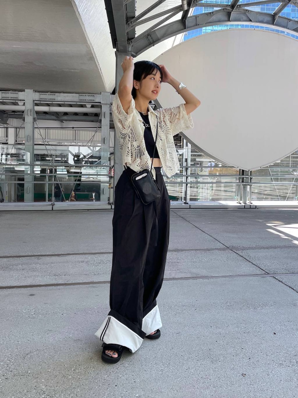 「ワイドパンツ、シャツ」｜「JEANASISのサスティナブルリブクロップドタンク/295903（タンクトップ、ブラック系）」を使った、山形真理さん（レディース・155cm）の夏コーディネートの2枚目の写真