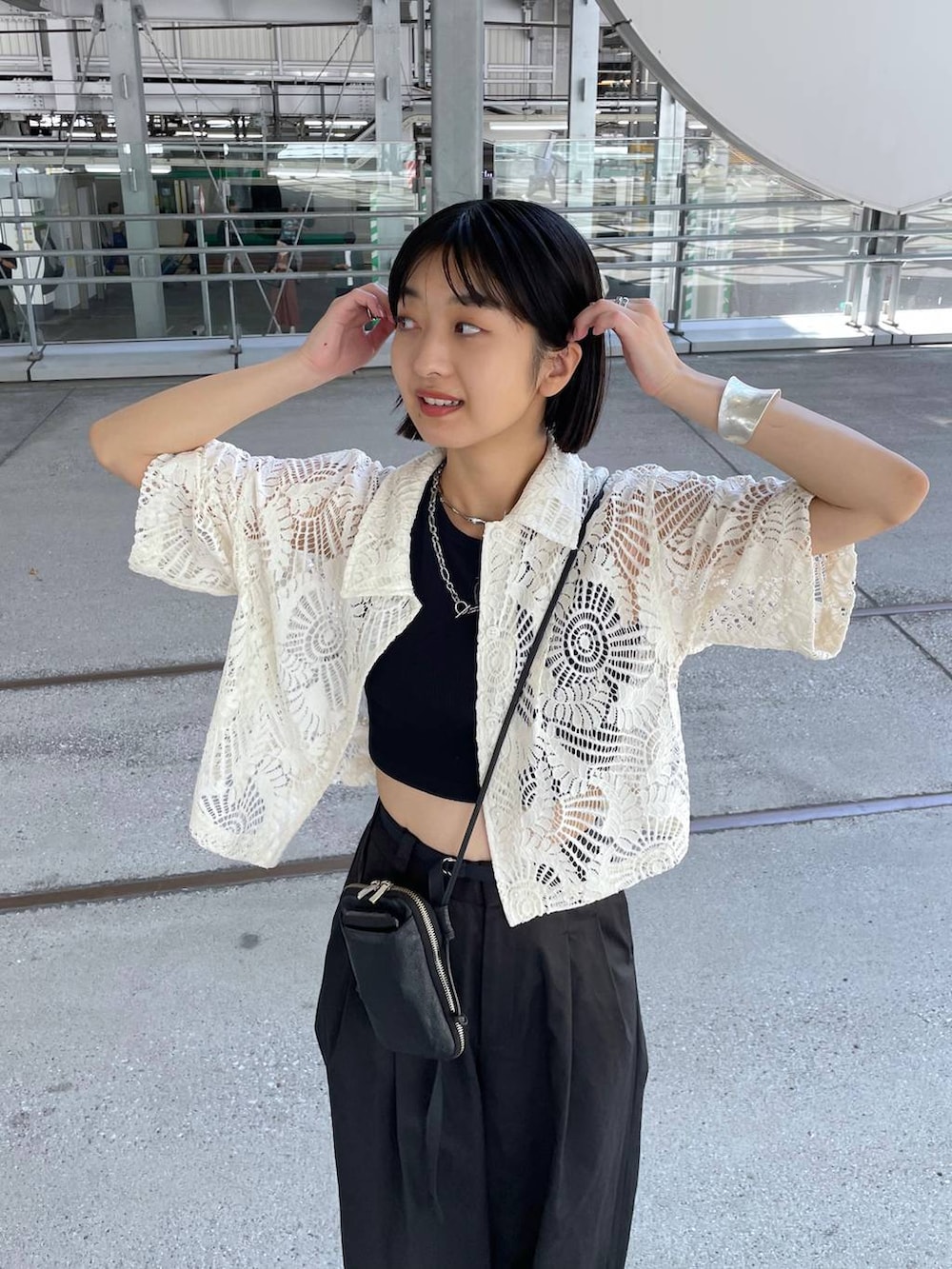 「ワイドパンツ、シャツ」｜「JEANASISのサスティナブルリブクロップドタンク/295903（タンクトップ、ブラック系）」を使った、山形真理さん（レディース・155cm）の夏コーディネートの3枚目の写真