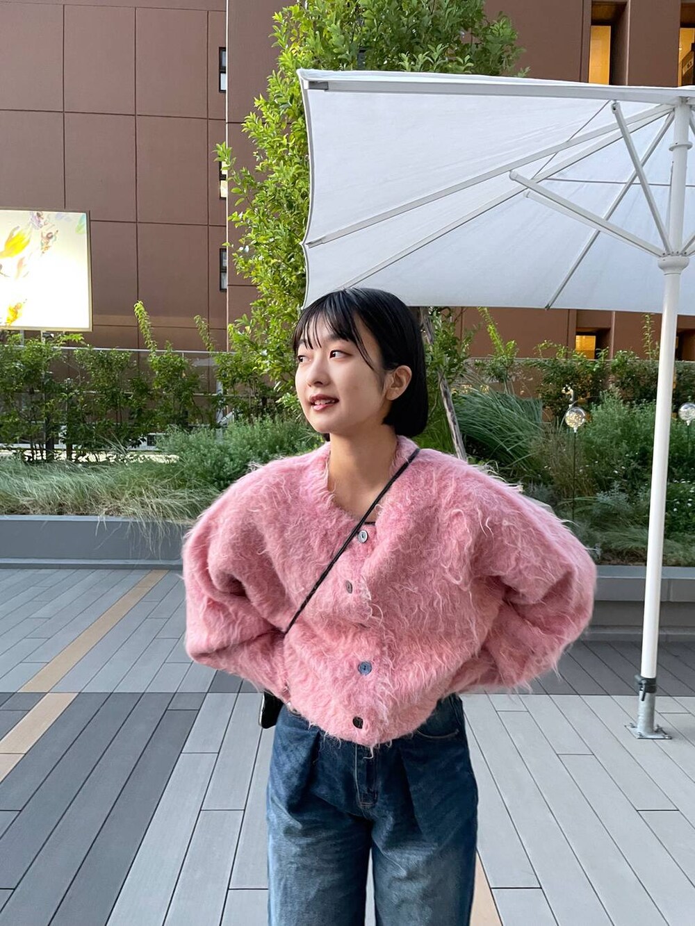 「デニムパンツ、カーディガン」｜「JEANASISのリッチシャギーオーバークルーカーディガン/173160（カーディガン/ボレロ、ピンク系）」を使った、山形真理さん（レディース・155cm）の秋コーディネートの3枚目の写真