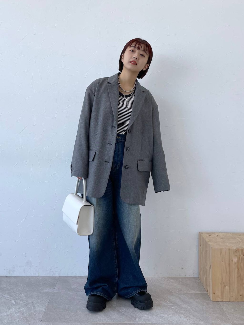 「デニムパンツ、春コーデ、カジュアル」｜「JEANASISのタックデニムワイドパンツ/974143（デニムパンツ、ブルー系）」を使った、山形真理さん（レディース・155cm）の冬コーディネートの4枚目の写真