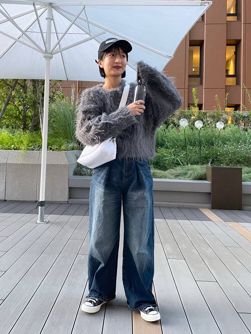 「デニムパンツ、ニット、カーディガン」｜「JEANASISのタックデニムワイドパンツ/974143（デニムパンツ、ブルー系）」を使った、山形真理さん（レディース・155cm）の秋コーディネートの2枚目の写真