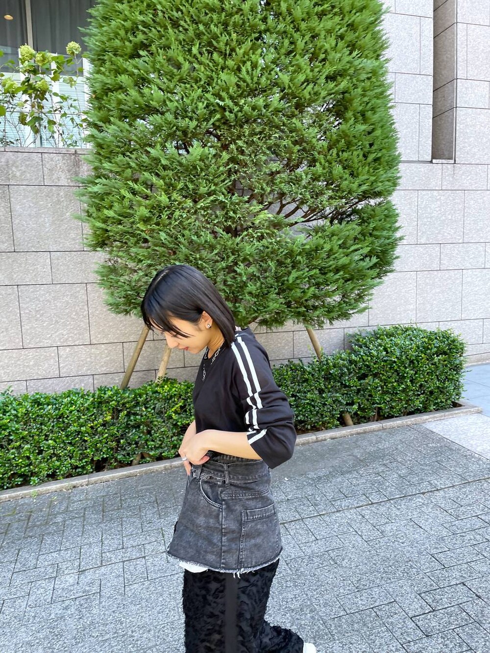 「ワントーン、カジュアル、Tシャツ」｜「JEANASISのシアーフリンジジャガードパンツ【SET UP対応】/905694（その他パンツ、ブラック系）」を使った、山形真理さん（レディース・155cm）の秋コーディネートの5枚目の写真