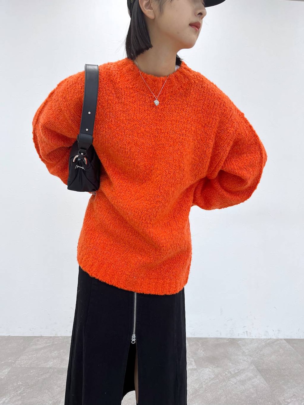 「ワンピース、ニット、カジュアル、キャップ」｜「JEANASISのスクエアトゥニットゴアブーツ/125427（ブーツ、ブラック系）」を使った、山形真理さん（レディース・155cm）の秋コーディネートの4枚目の写真