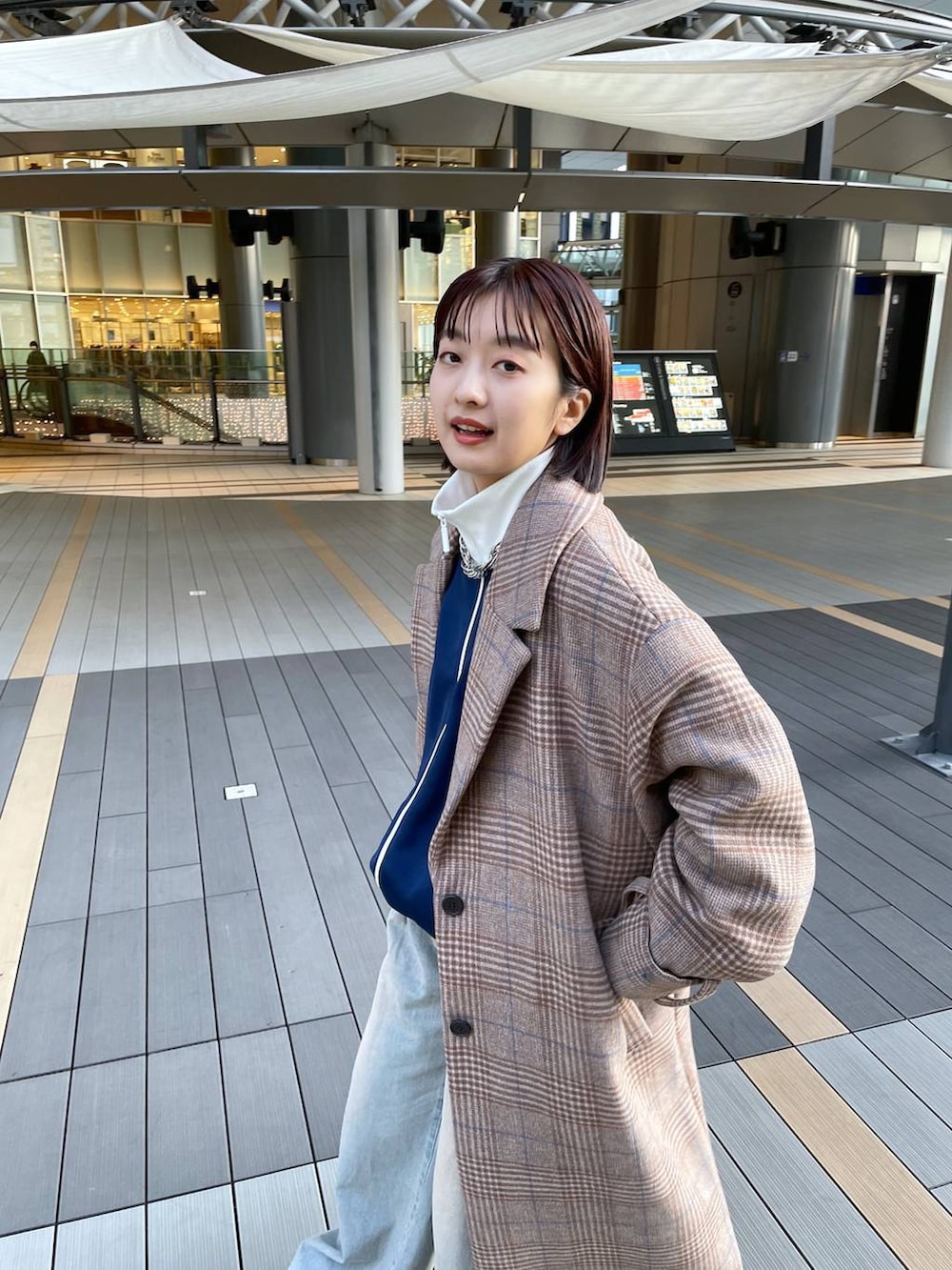 「アウター、デニムパンツ、カジュアル」｜「JEANASISのウールチェスターロングコート/969623（チェスターコート、ブラウン系）」を使った、山形真理さん（レディース・155cm）の冬コーディネートの6枚目の写真