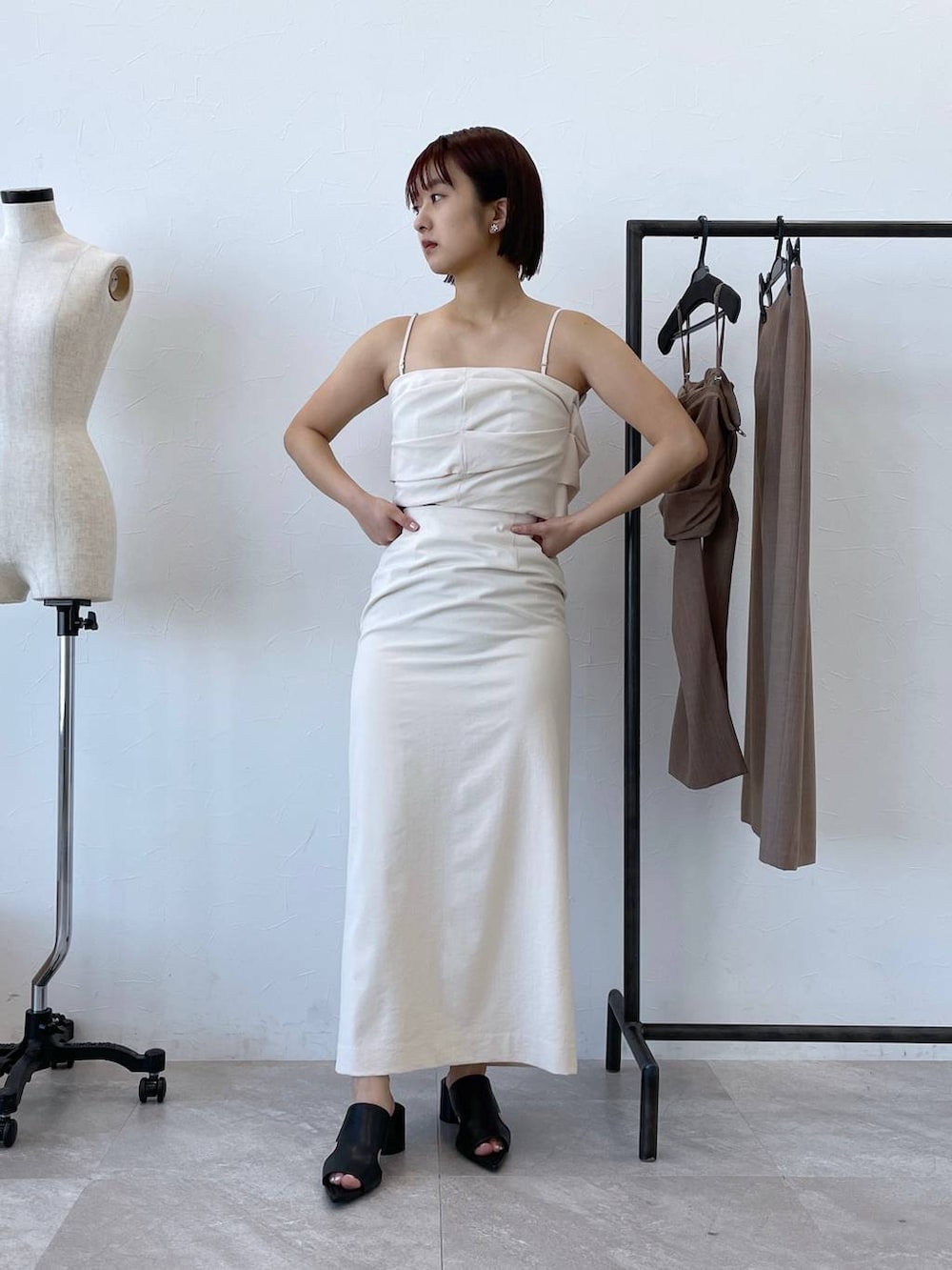 「ジャケット、きれいめ、女子ウケ」｜「JEANASISの【SET UP対応】バックギャザーテーラードジャケット/105251（テーラードジャケット、グレー系）」を使った、山形真理さん（レディース・155cm）の冬コーディネートの5枚目の写真