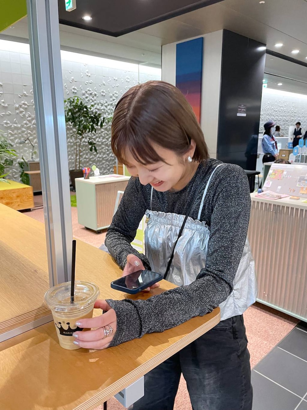 「ビスチェ、女子ウケ」｜「JEANASISのラメテンジクシアーLS TEE/102750（Tシャツ/カットソー、ブラック系）」を使った、山形真理さん（レディース・155cm）の春コーディネートの2枚目の写真