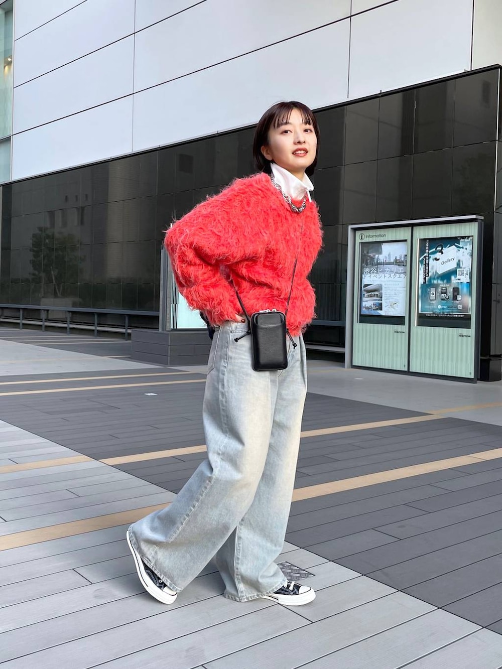 「デニムパンツ、ニット、冬コーデ、カジュアル」｜「JEANASISのビンテージライクネックレス/968929（ネックレス、シルバー系）」を使った、山形真理さん（レディース・155cm）の秋コーディネートの3枚目の写真