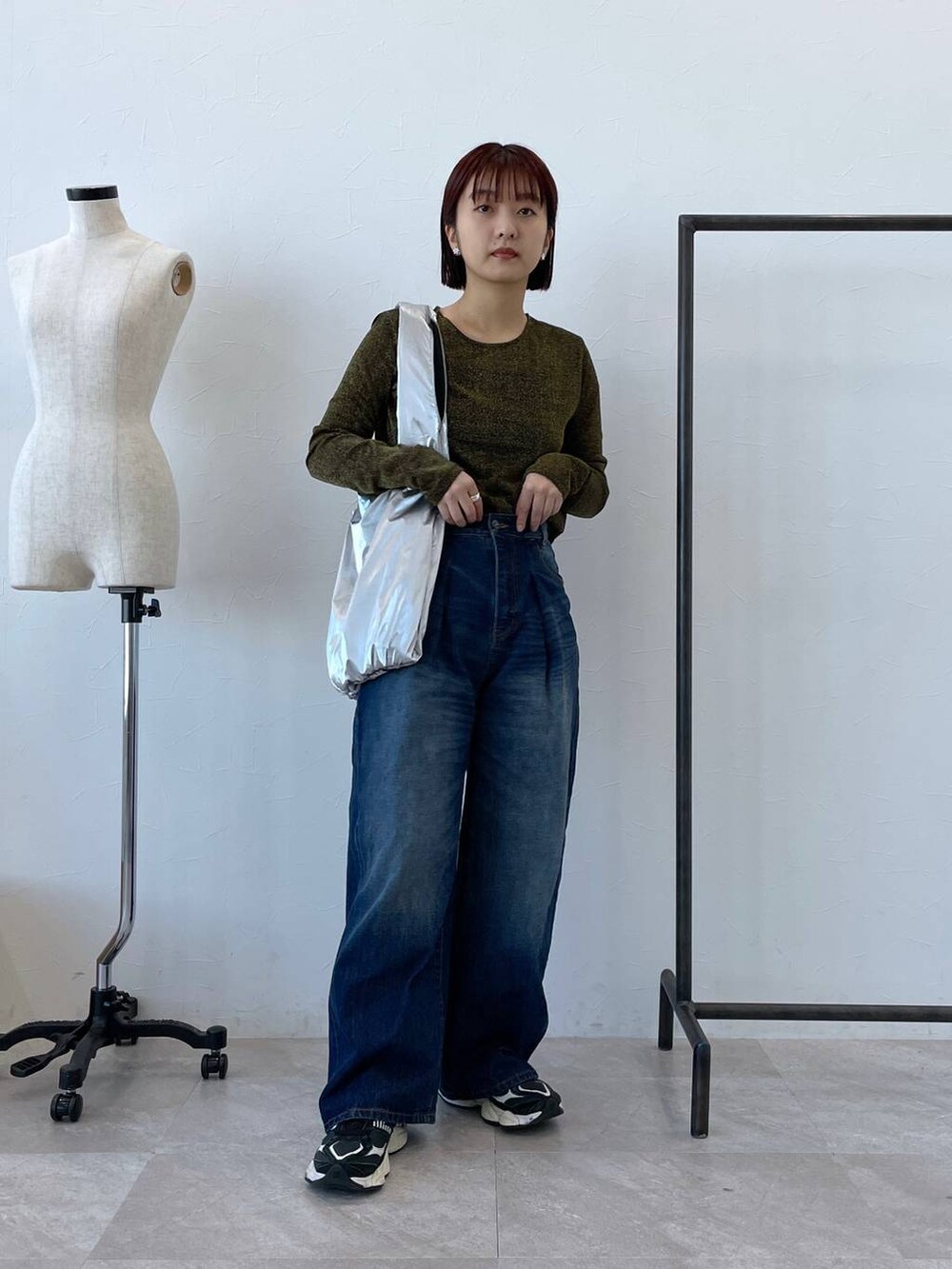 「カジュアル、デニムパンツ、女子ウケ、女子会」｜「JEANASISのラメテンジクシアーLS TEE/102750（Tシャツ/カットソー、ゴールド系）」を使った、山形真理さん（レディース・155cm）の冬コーディネートの3枚目の写真