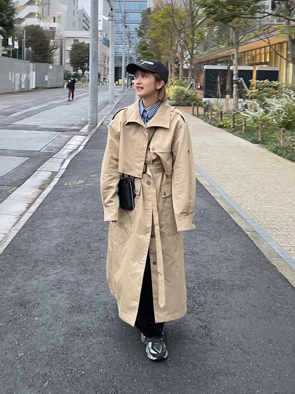 「トレンチコート、女子旅、女子ウケ」｜「JEANASISの【YOGA】ストライプシャツLS/106937（シャツ/ブラウス、ブルー系）」を使った、山形真理さん（レディース・155cm）の春コーディネートの2枚目の写真