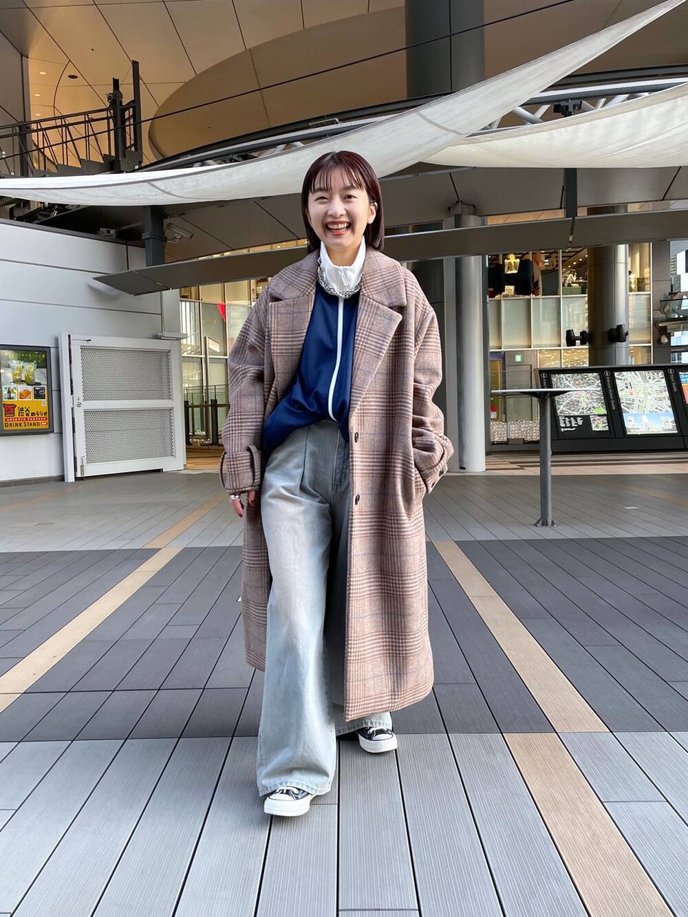 「アウター、デニムパンツ、カジュアル」｜「JEANASISのウールチェスターロングコート/969623（チェスターコート、ブラウン系）」を使った、山形真理さん（レディース・155cm）の冬コーディネートの3枚目の写真