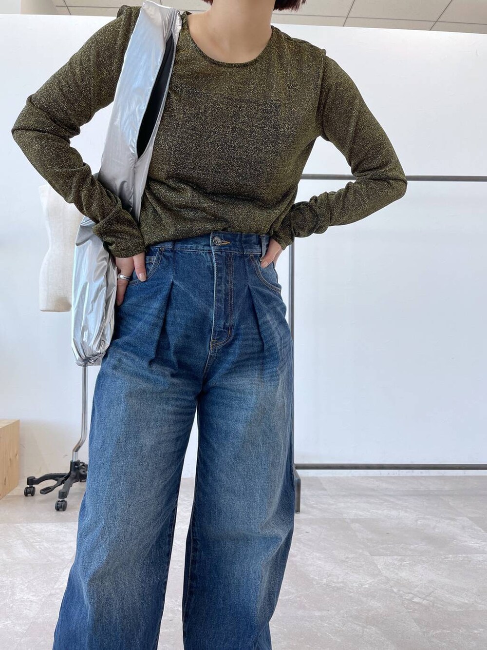 「カジュアル、デニムパンツ、女子ウケ、女子会」｜「JEANASISのラメテンジクシアーLS TEE/102750（Tシャツ/カットソー、ゴールド系）」を使った、山形真理さん（レディース・155cm）の冬コーディネートの4枚目の写真