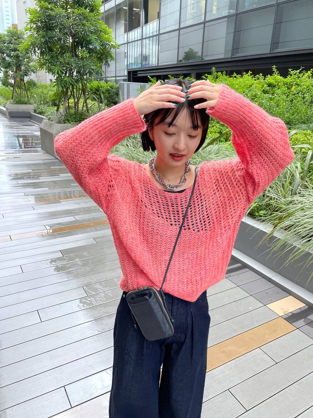 「ニット、デニムパンツ」｜「BAYFLOWのTuckWideJeans（デニムパンツ、ブルー系）」を使った、山形真理さん（レディース・155cm）の夏コーディネートの4枚目の写真