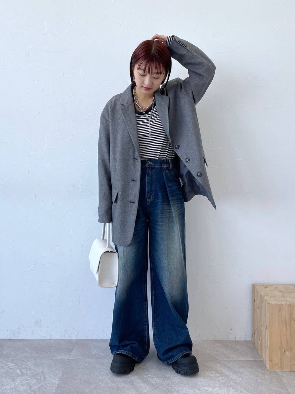 「デニムパンツ、春コーデ、カジュアル」｜「JEANASISのタックデニムワイドパンツ/974143（デニムパンツ、ブルー系）」を使った、山形真理さん（レディース・155cm）の冬コーディネートの3枚目の写真