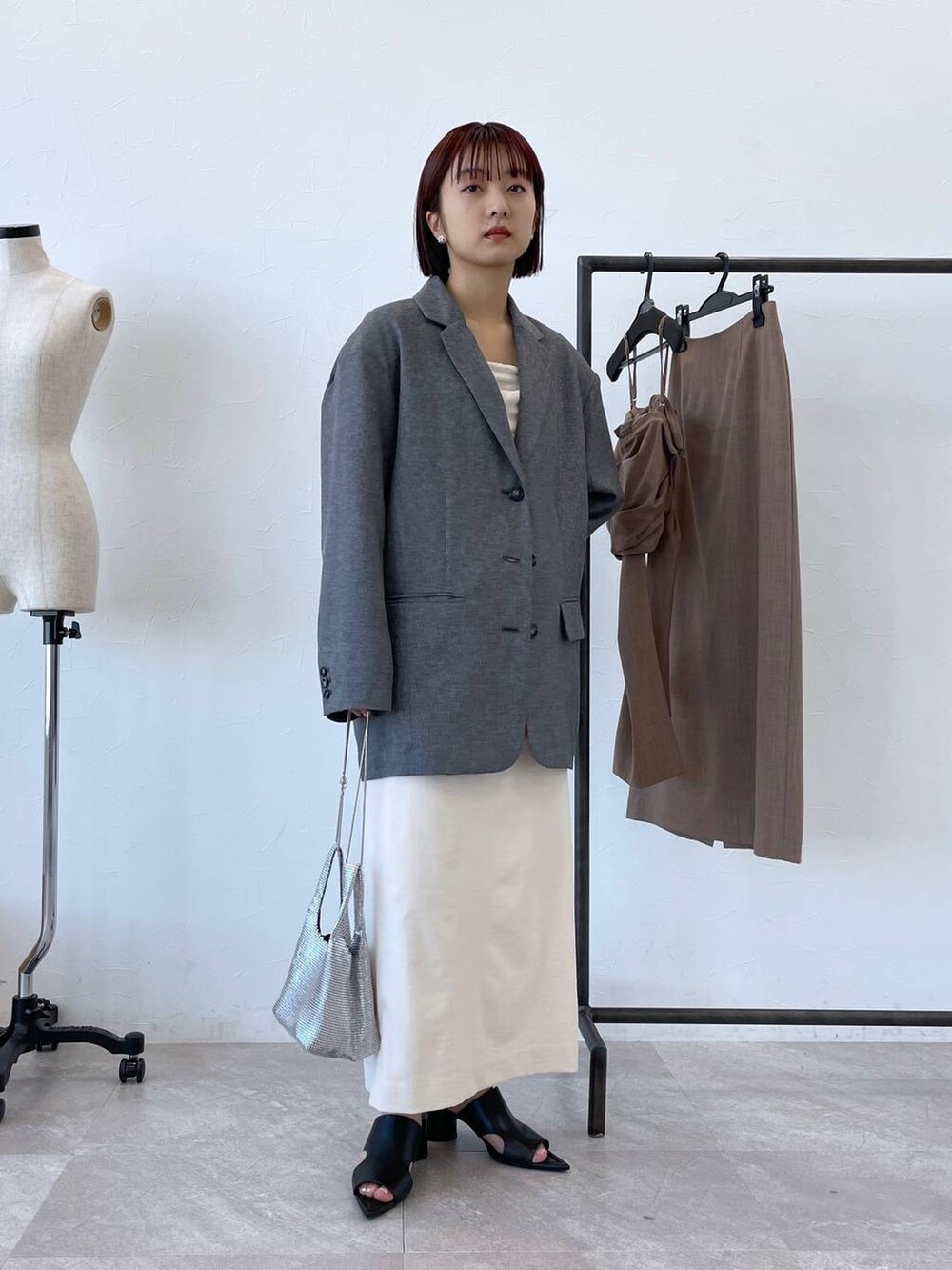 「ジャケット、きれいめ、女子ウケ」｜「JEANASISの【SET UP対応】バックギャザーテーラードジャケット/105251（テーラードジャケット、グレー系）」を使った、山形真理さん（レディース・155cm）の冬コーディネートの2枚目の写真