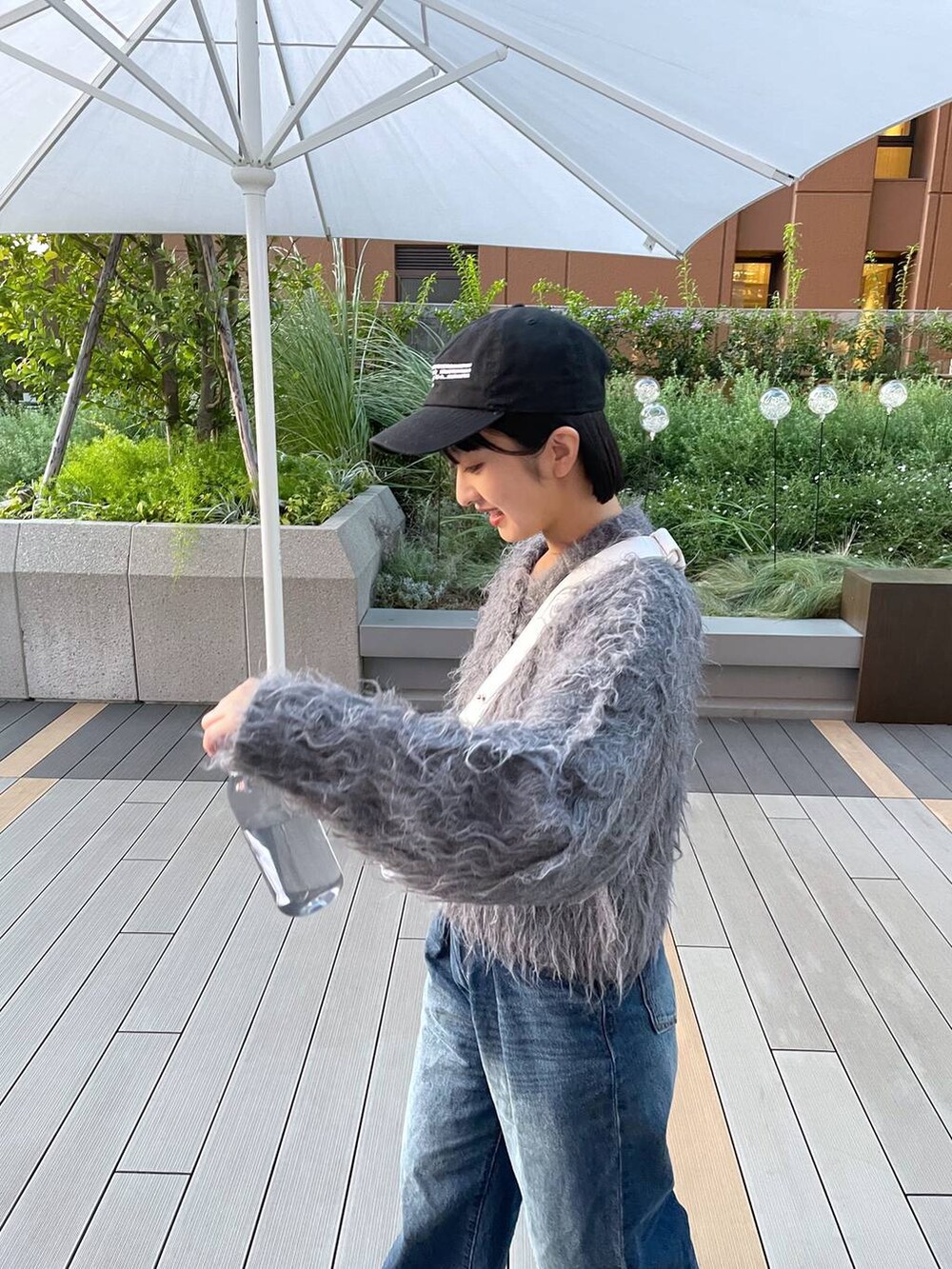 「デニムパンツ、ニット、カーディガン」｜「JEANASISのタックデニムワイドパンツ/974143（デニムパンツ、ブルー系）」を使った、山形真理さん（レディース・155cm）の秋コーディネートの5枚目の写真
