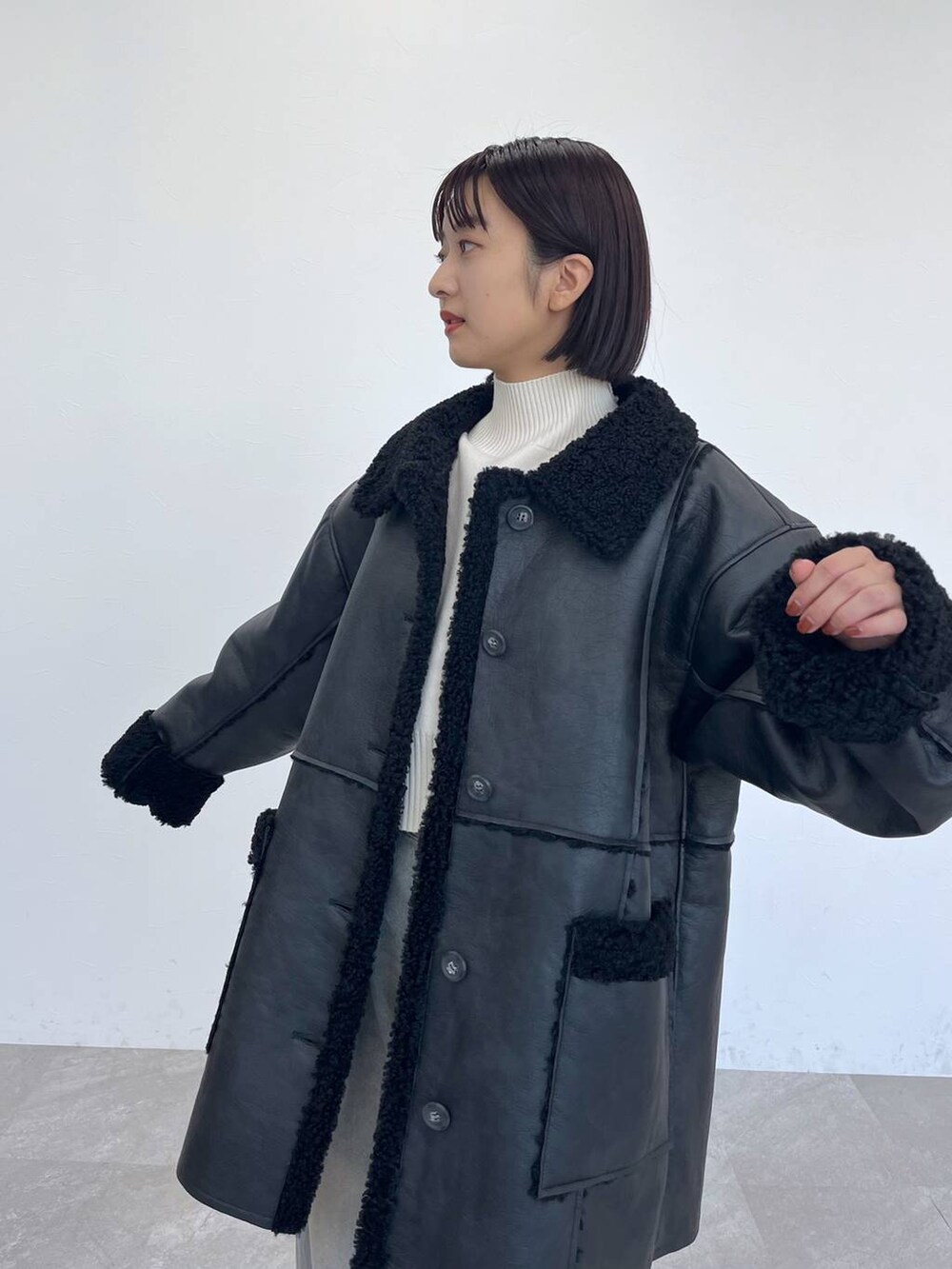 「カジュアル、デニムパンツ、アウター」｜「JEANASISのWフェイスフトリブショートハイネック/958384（ニット/セーター、ホワイト系）」を使った、山形真理さん（レディース・155cm）の冬コーディネートの5枚目の写真