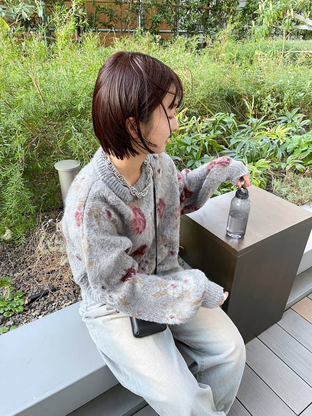 「デニムパンツ、ニット、カジュアル」｜「JEANASISのタックデニムワイドパンツ/974143（デニムパンツ、ブルー系）」を使った、山形真理さん（レディース・155cm）の冬コーディネートの6枚目の写真