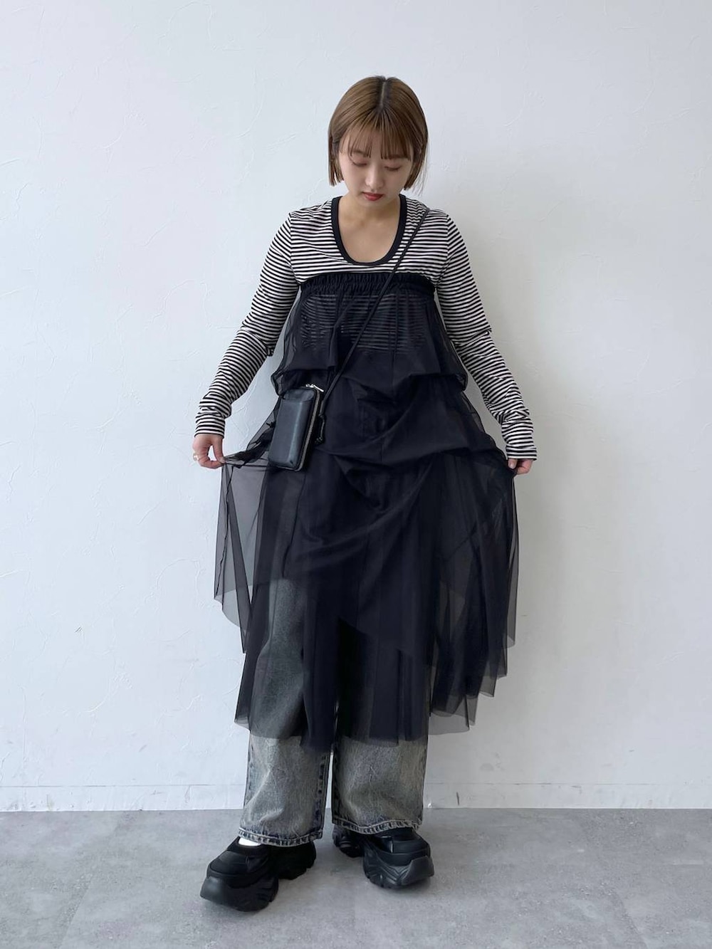 「スカート、ドットエスティ春コーデ、女子会、女子ウケ」｜「JEANASISのasymmetry sneakers/104199（スニーカー、ブラック系）」を使った、山形真理さん（レディース・155cm）の春コーディネートの3枚目の写真