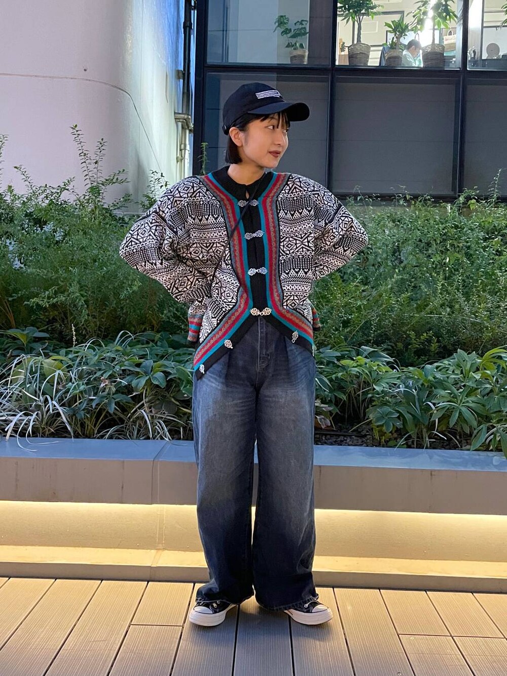 「デニムパンツ、カーディガン、ニット」｜「JEANASISのチロルカーディガン/169183（カーディガン/ボレロ、ブラック系）」を使った、山形真理さん（レディース・155cm）の秋コーディネートの2枚目の写真