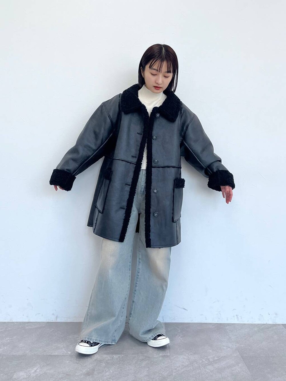 「カジュアル、デニムパンツ、アウター」｜「JEANASISのWフェイスフトリブショートハイネック/958384（ニット/セーター、ホワイト系）」を使った、山形真理さん（レディース・155cm）の冬コーディネートの3枚目の写真
