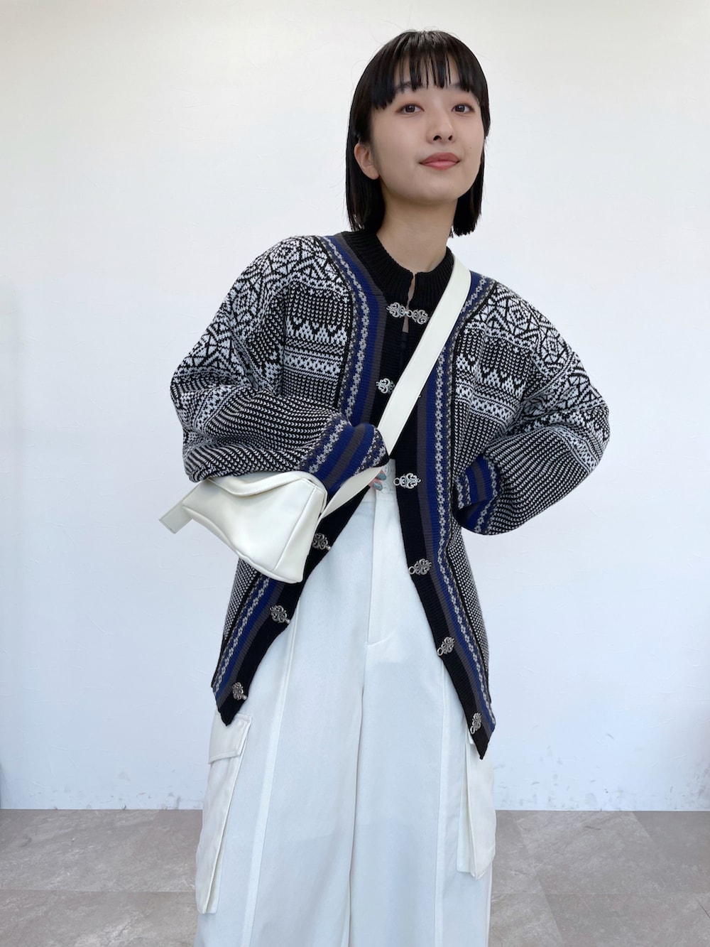 「カーディガン、カーゴパンツ、スニーカーコーデ、ニューバランス9060、ニューバランス、白パンツ、パンツコーデ、カーディガンコーデ、オトナカジュアル、シンプルスタイル、リラックススタイル、低身長コーデ、低身長」｜「JEANASISのチロルカーディガン/169183（カーディガン/ボレロ、グレー系）」を使った、山形真理さん（レディース・156cm）の春コーディネートの3枚目の写真