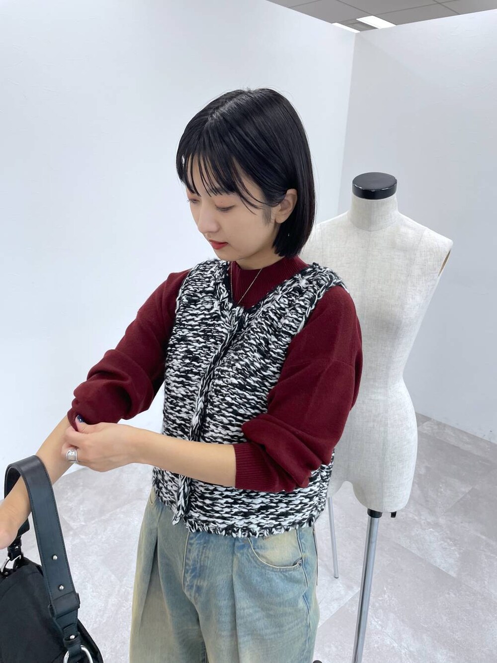 「ニット、カジュアル、ベスト、デニムパンツ」｜「JEANASISのランダムアウトソールスニーカー/968688（スニーカー、ブラック系）」を使った、山形真理さん（レディース・155cm）の秋コーディネートの4枚目の写真