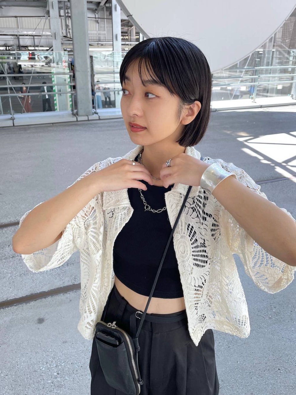 「ワイドパンツ、シャツ」｜「JEANASISのサスティナブルリブクロップドタンク/295903（タンクトップ、ブラック系）」を使った、山形真理さん（レディース・155cm）の夏コーディネートの4枚目の写真