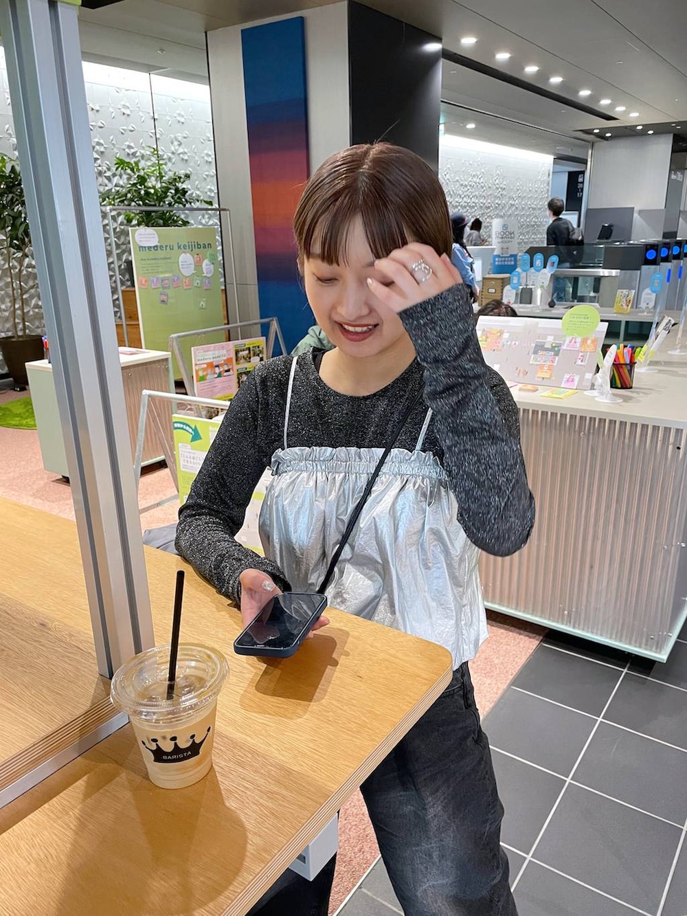 「ビスチェ、女子ウケ」｜「JEANASISのラメテンジクシアーLS TEE/102750（Tシャツ/カットソー、ブラック系）」を使った、山形真理さん（レディース・155cm）の春コーディネートの3枚目の写真