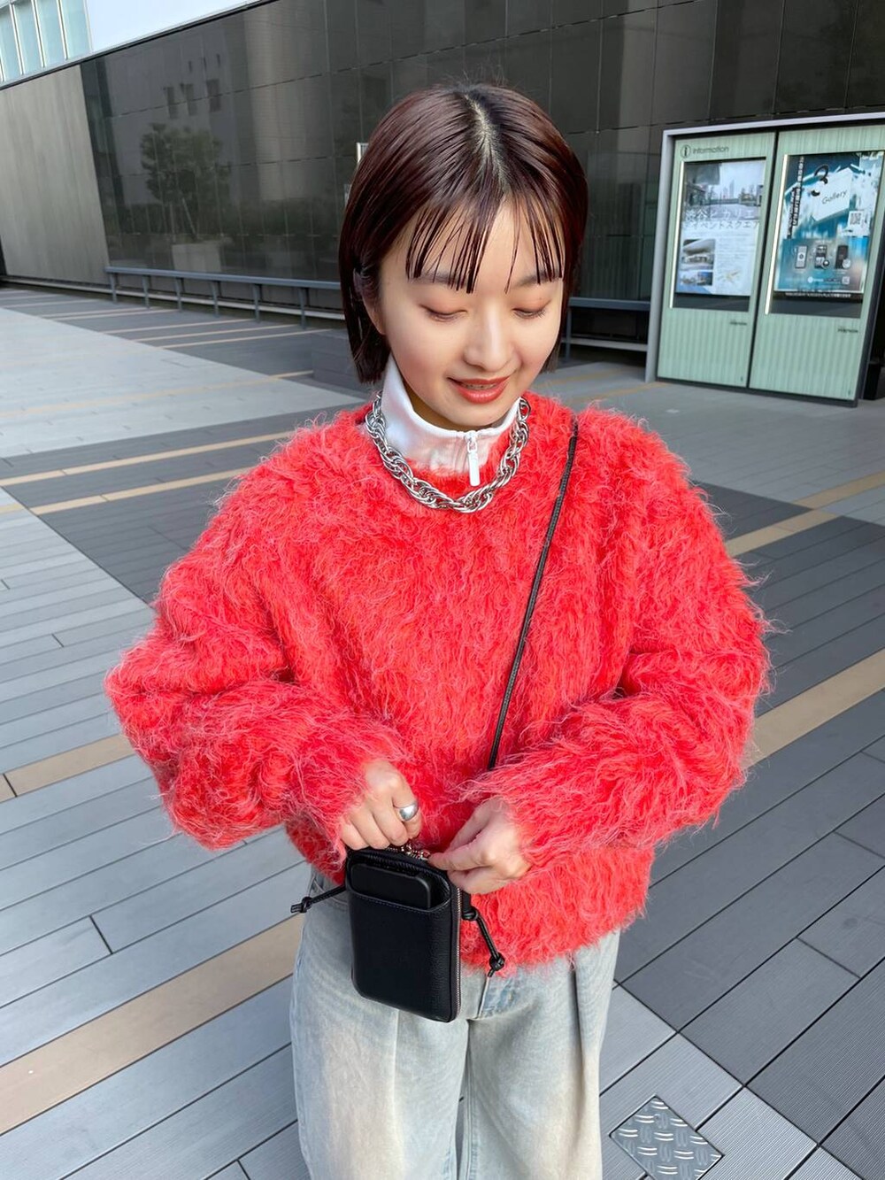 「デニムパンツ、ニット、冬コーデ、カジュアル」｜「JEANASISのビンテージライクネックレス/968929（ネックレス、シルバー系）」を使った、山形真理さん（レディース・155cm）の秋コーディネートの5枚目の写真