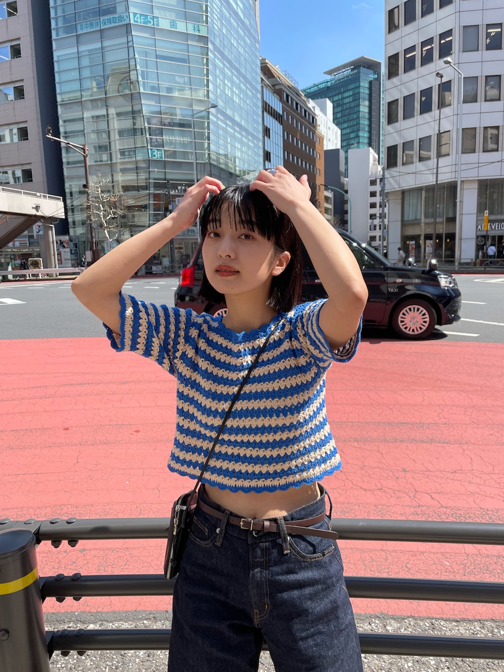 「春コーデ、デニムパンツ、ローライズ、シンプルスタイル、オトナカジュアル、FOREVER 21、骨格ウェーブ、低身長コーデ、低身長女子、スニーカー女子、スニーカーコーデ」｜「FOREVER 21のローライズワイドデニムパンツ（デニムパンツ、ブルー系）」を使った、山形真理さん（レディース・156cm）の春コーディネートの3枚目の写真