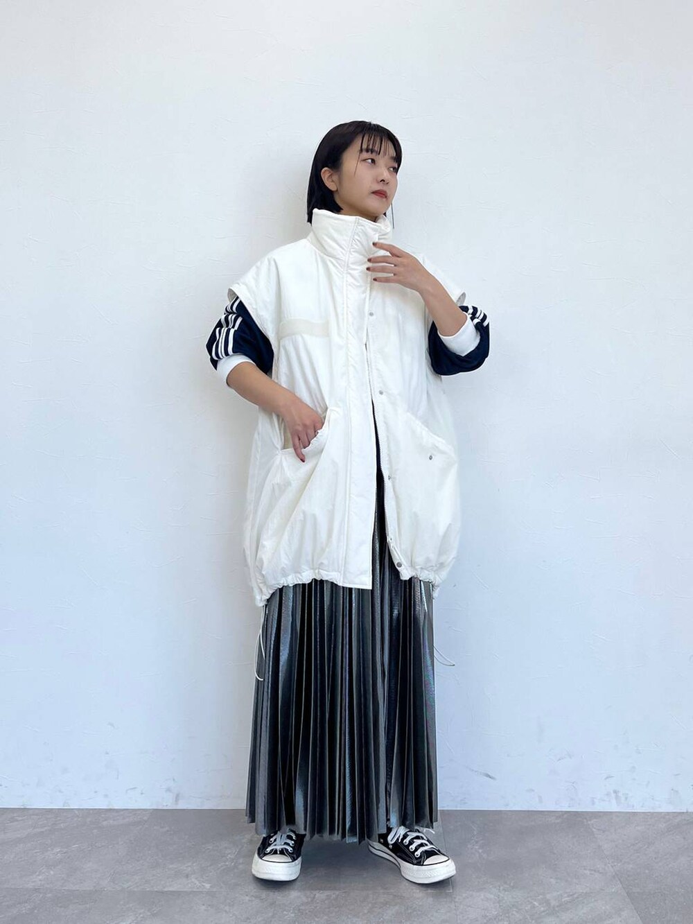 「カジュアル、スカート」｜「JEANASISのソデ2WAY M-65コート/169187（ナイロンジャケット、ホワイト系）」を使った、山形真理さん（レディース・155cm）の冬コーディネートの3枚目の写真