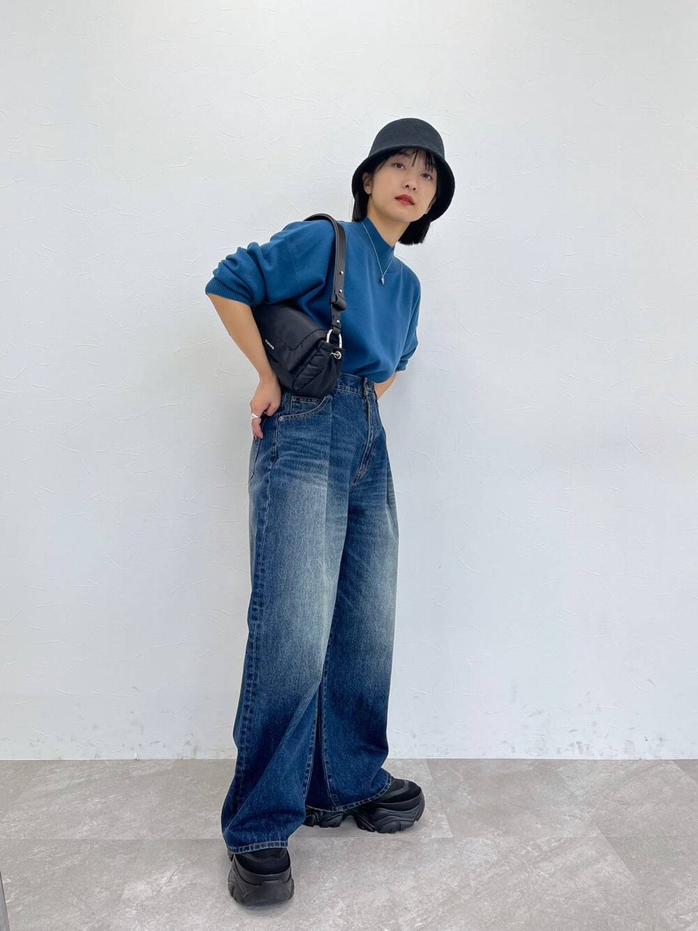 「デニムパンツ、ニット、カジュアル」｜「JEANASISのウールベルハット/906415（ハット、ブラック系）」を使った、山形真理さん（レディース・155cm）の秋コーディネートの6枚目の写真