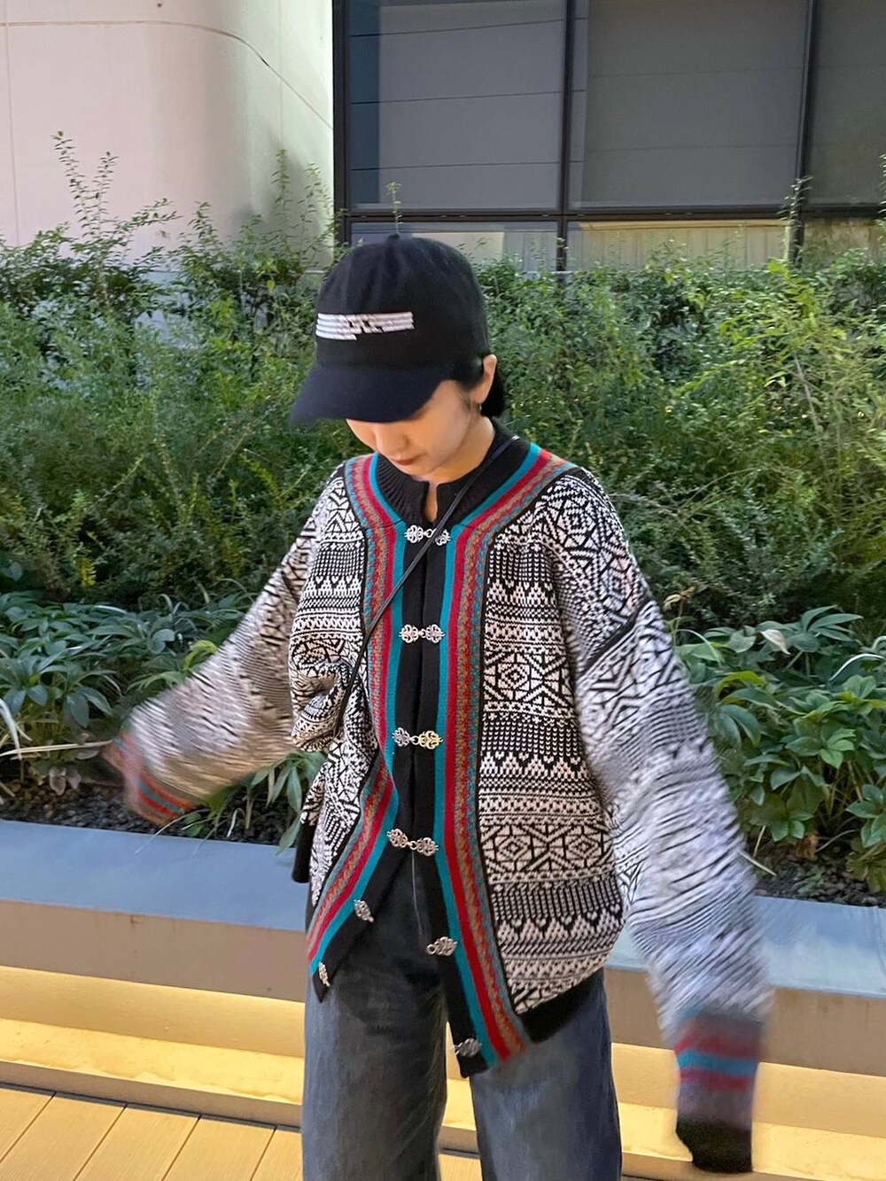 「デニムパンツ、カーディガン、ニット」｜「JEANASISのチロルカーディガン/169183（カーディガン/ボレロ、ブラック系）」を使った、山形真理さん（レディース・155cm）の秋コーディネートの4枚目の写真