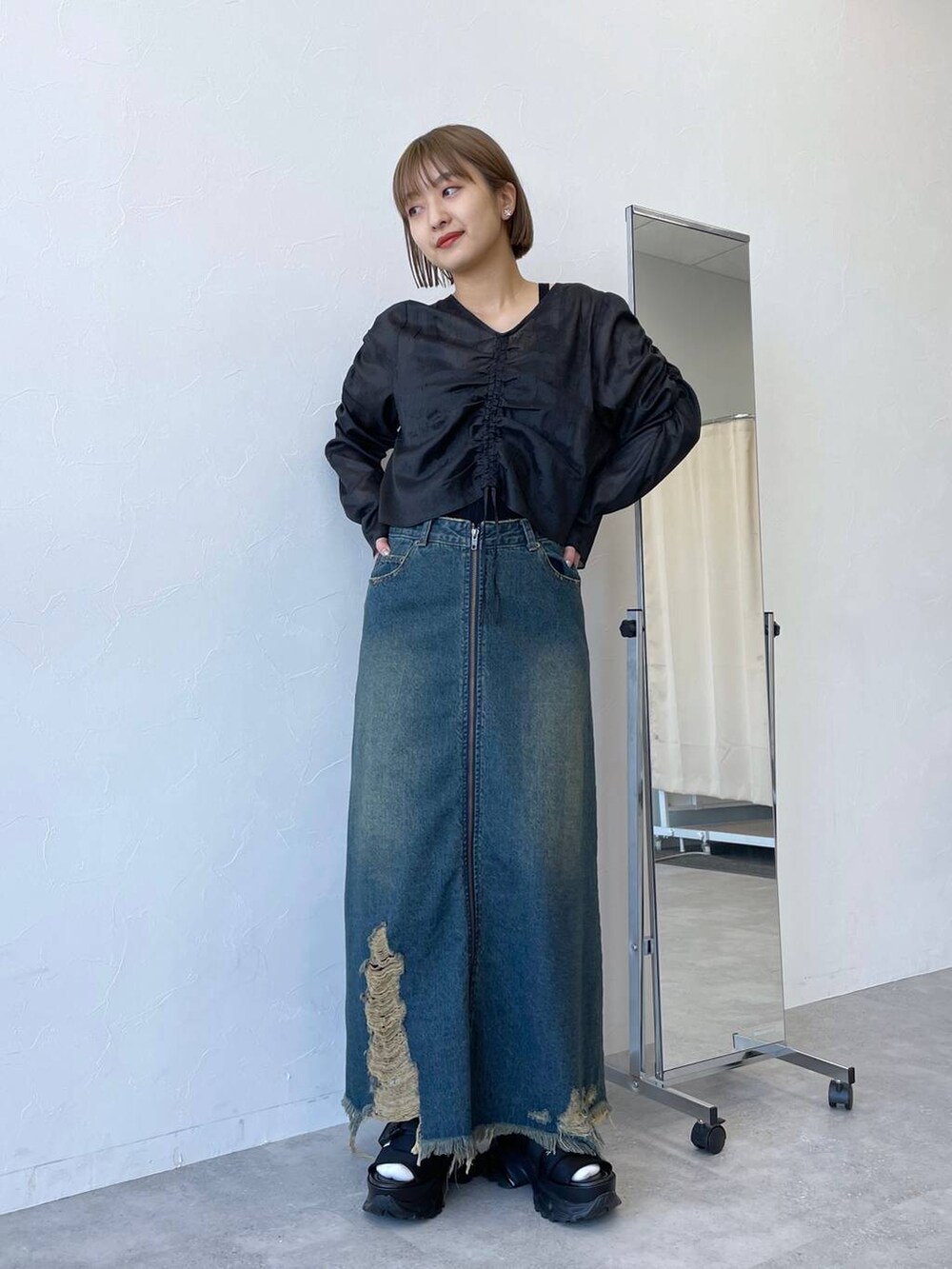 「春コーデ、デニムパンツ、女子ウケ、女子会」｜「JEANASISのクラッシュデニムスカート/102744（デニムスカート、ブルー系）」を使った、山形真理さん（レディース・155cm）の春コーディネートの4枚目の写真