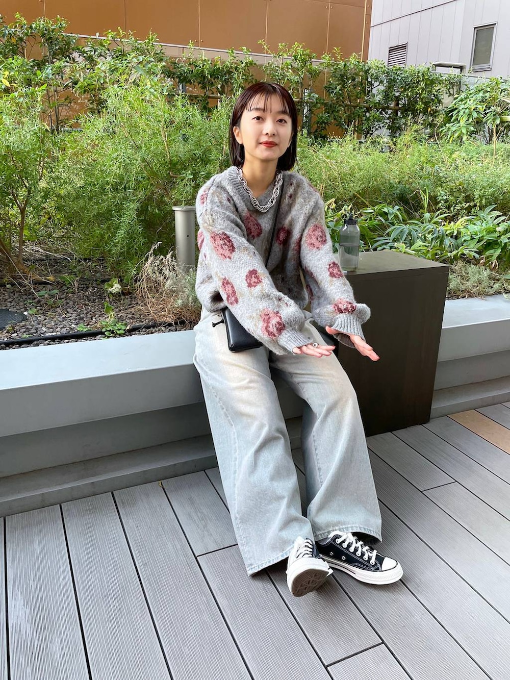 「デニムパンツ、ニット、カジュアル」｜「JEANASISのタックデニムワイドパンツ/974143（デニムパンツ、ブルー系）」を使った、山形真理さん（レディース・155cm）の冬コーディネートの2枚目の写真