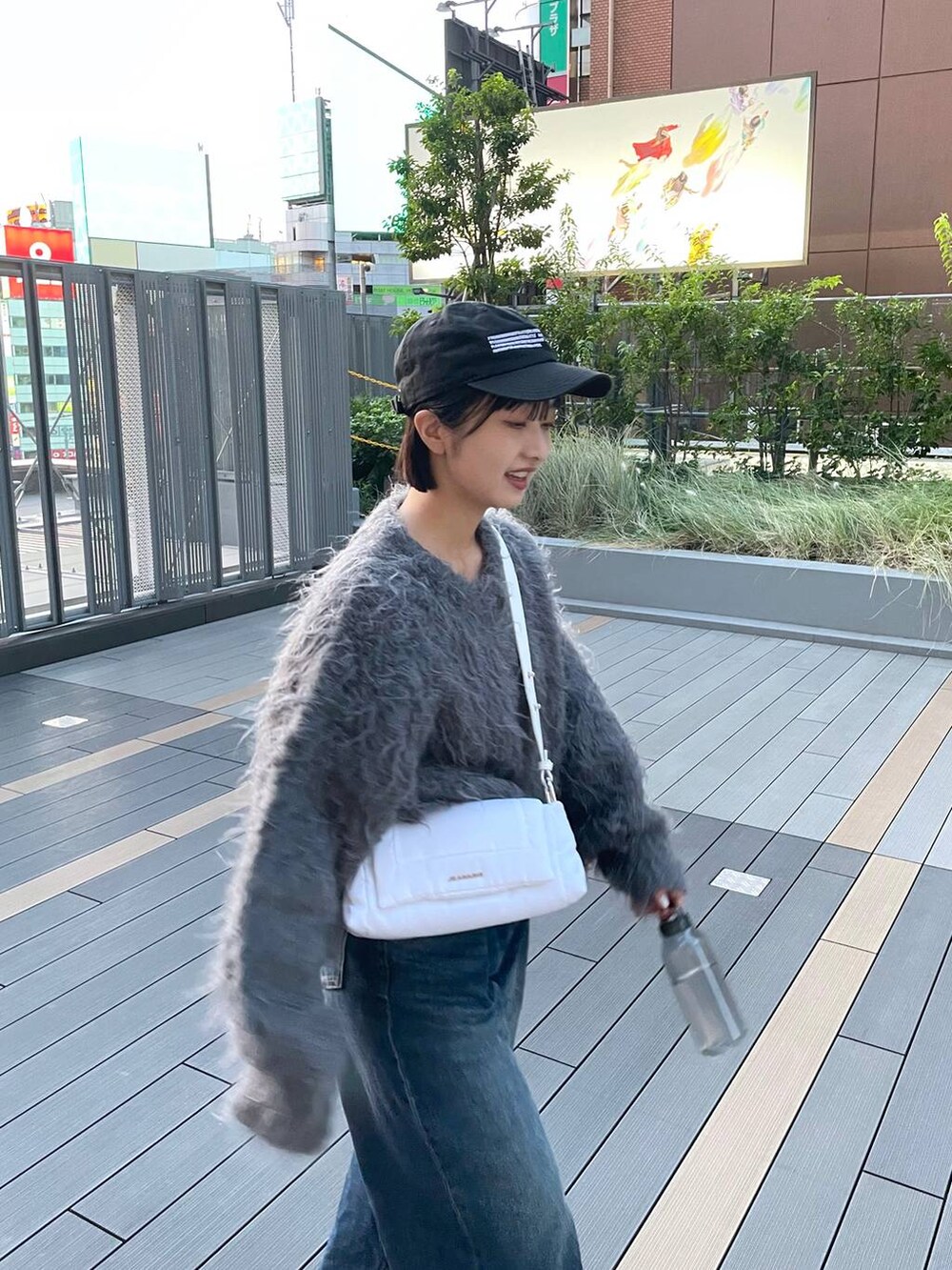 「デニムパンツ、ニット、カーディガン」｜「JEANASISのタックデニムワイドパンツ/974143（デニムパンツ、ブルー系）」を使った、山形真理さん（レディース・155cm）の秋コーディネートの3枚目の写真