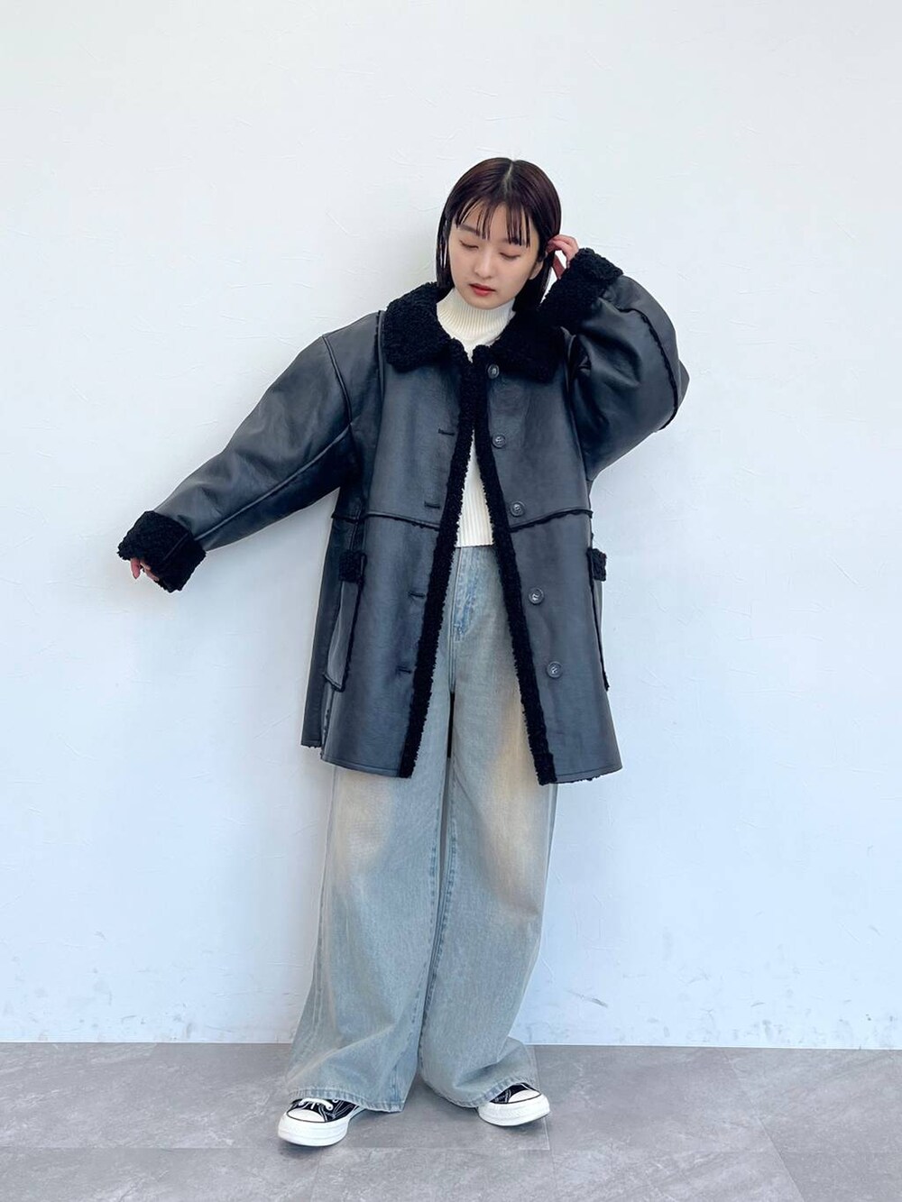 「カジュアル、デニムパンツ、アウター」｜「JEANASISのWフェイスフトリブショートハイネック/958384（ニット/セーター、ホワイト系）」を使った、山形真理さん（レディース・155cm）の冬コーディネートの6枚目の写真