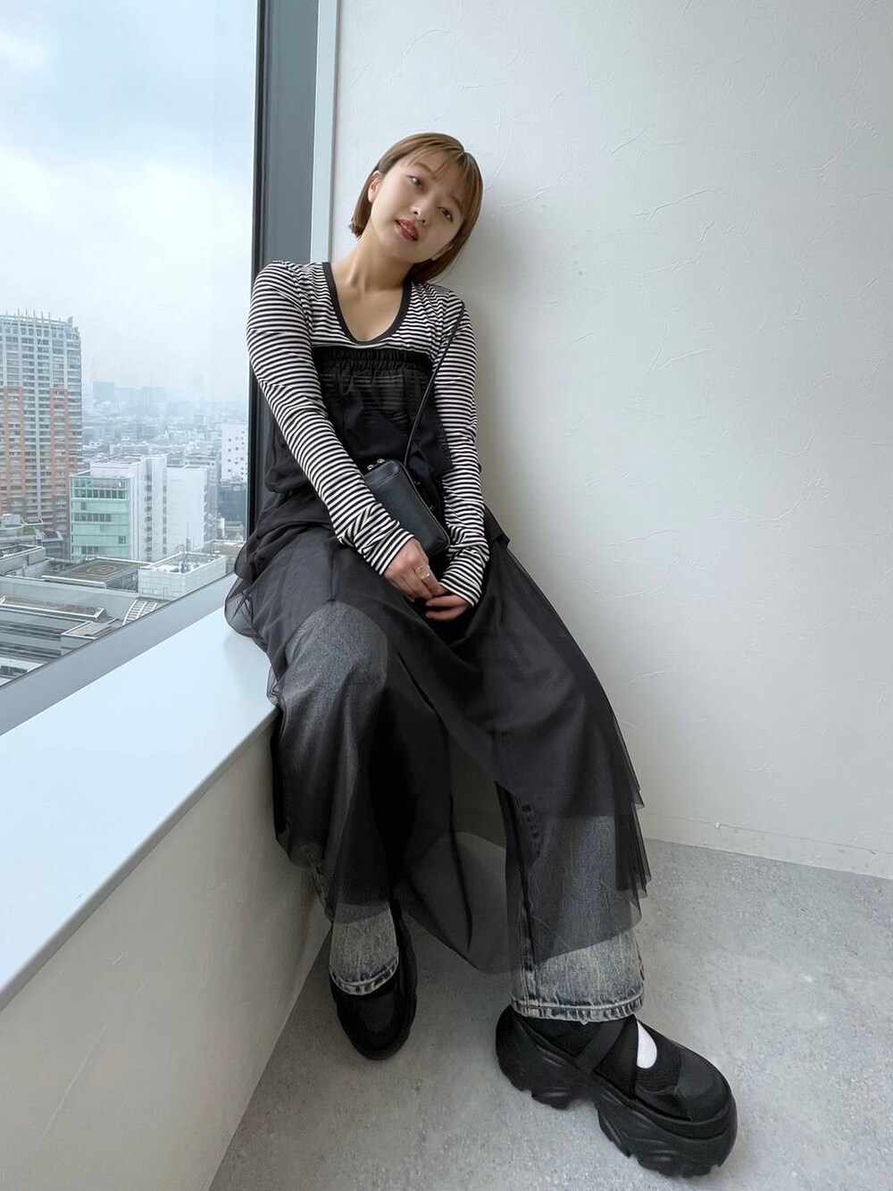 「スカート、ドットエスティ春コーデ、女子会、女子ウケ」｜「JEANASISのasymmetry sneakers/104199（スニーカー、ブラック系）」を使った、山形真理さん（レディース・155cm）の春コーディネートの4枚目の写真