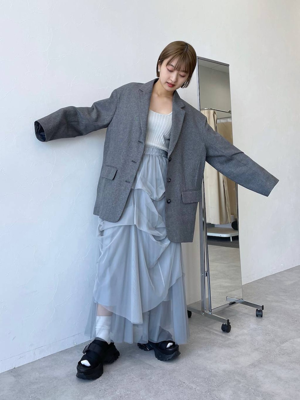 「ジャケット、スカート」｜「JEANASISの【SET UP対応】バックギャザーテーラードジャケット/105251（テーラードジャケット、グレー系）」を使った、山形真理さん（レディース・155cm）の春コーディネートの2枚目の写真