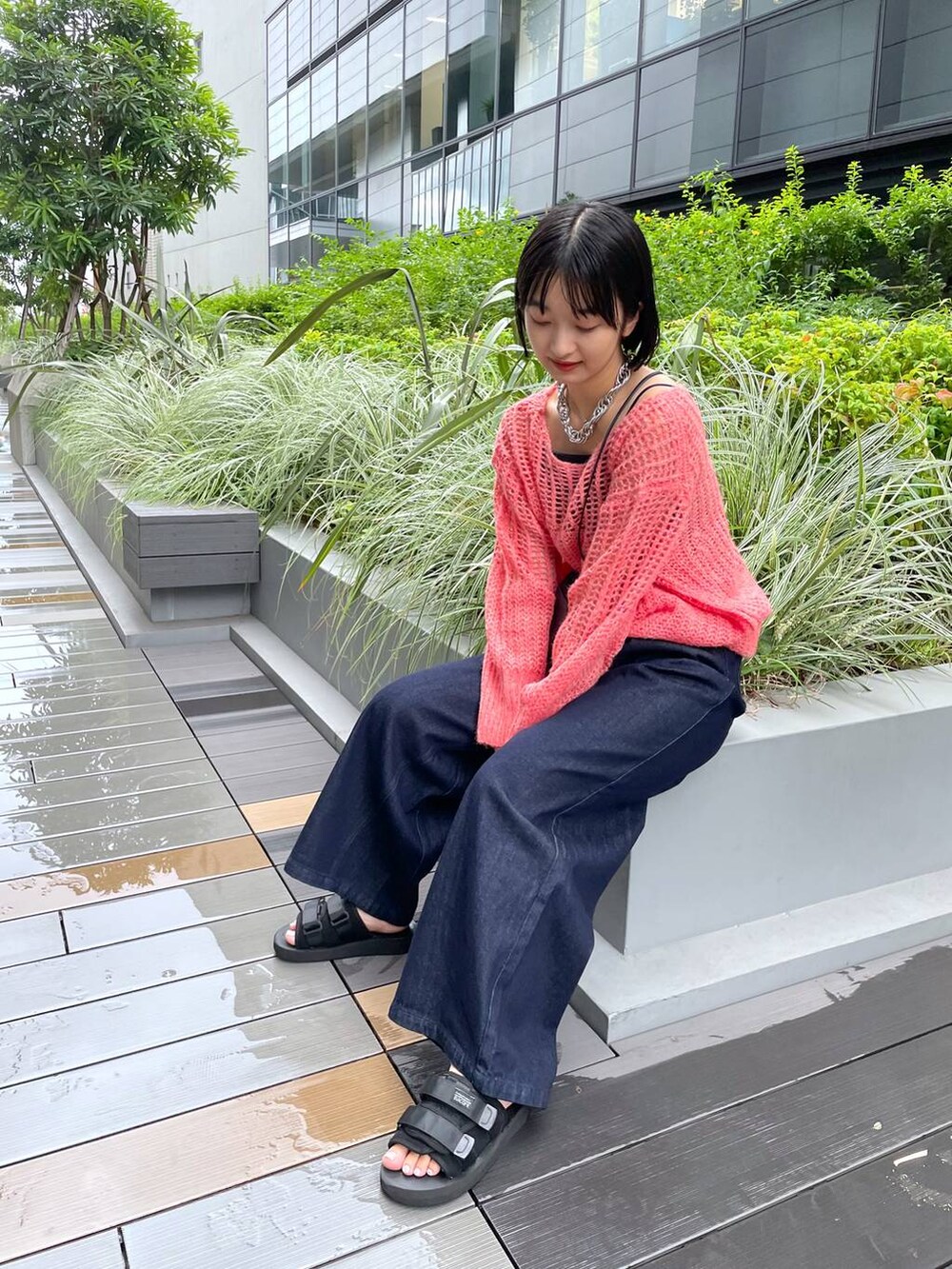 「ニット、デニムパンツ」｜「BAYFLOWのTuckWideJeans（デニムパンツ、ブルー系）」を使った、山形真理さん（レディース・155cm）の夏コーディネートの3枚目の写真