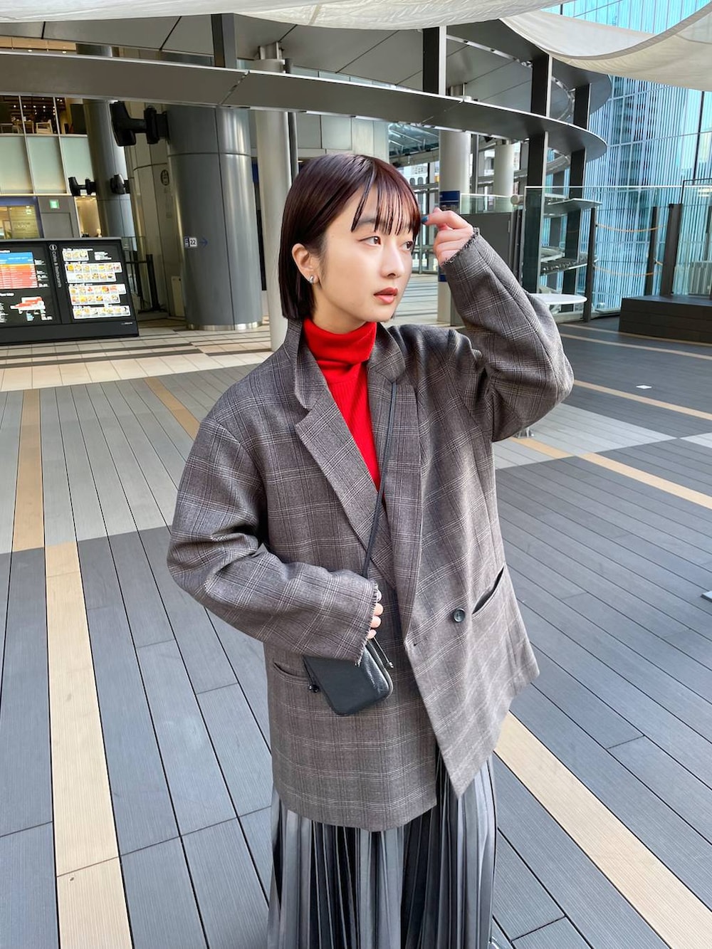 「スカート、ジャケット、冬コーデ、秋コーデ」｜「JEANASISの14Gカラーリブタートル/980538（ニット/セーター、レッド系）」を使った、山形真理さん（レディース・155cm）の秋コーディネートの4枚目の写真