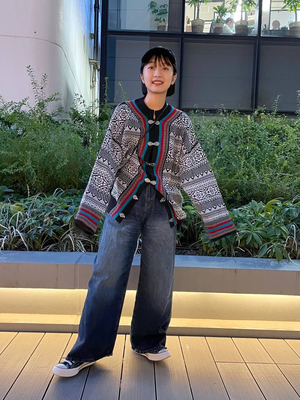「デニムパンツ、カーディガン、ニット」｜「JEANASISのチロルカーディガン/169183（カーディガン/ボレロ、ブラック系）」を使った、山形真理さん（レディース・155cm）の秋コーディネートの3枚目の写真