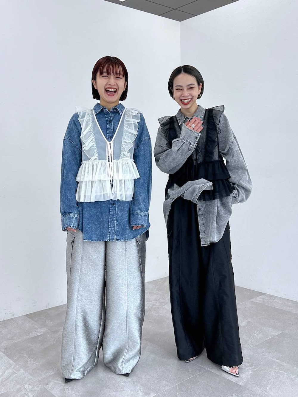 「カジュアル、レイヤードスタイル」｜「JEANASISのシェードブリーチBIGシャツ/105797（シャツ/ブラウス、ブルー系）」を使った、山形真理さん（レディース・155cm）の春コーディネートの3枚目の写真
