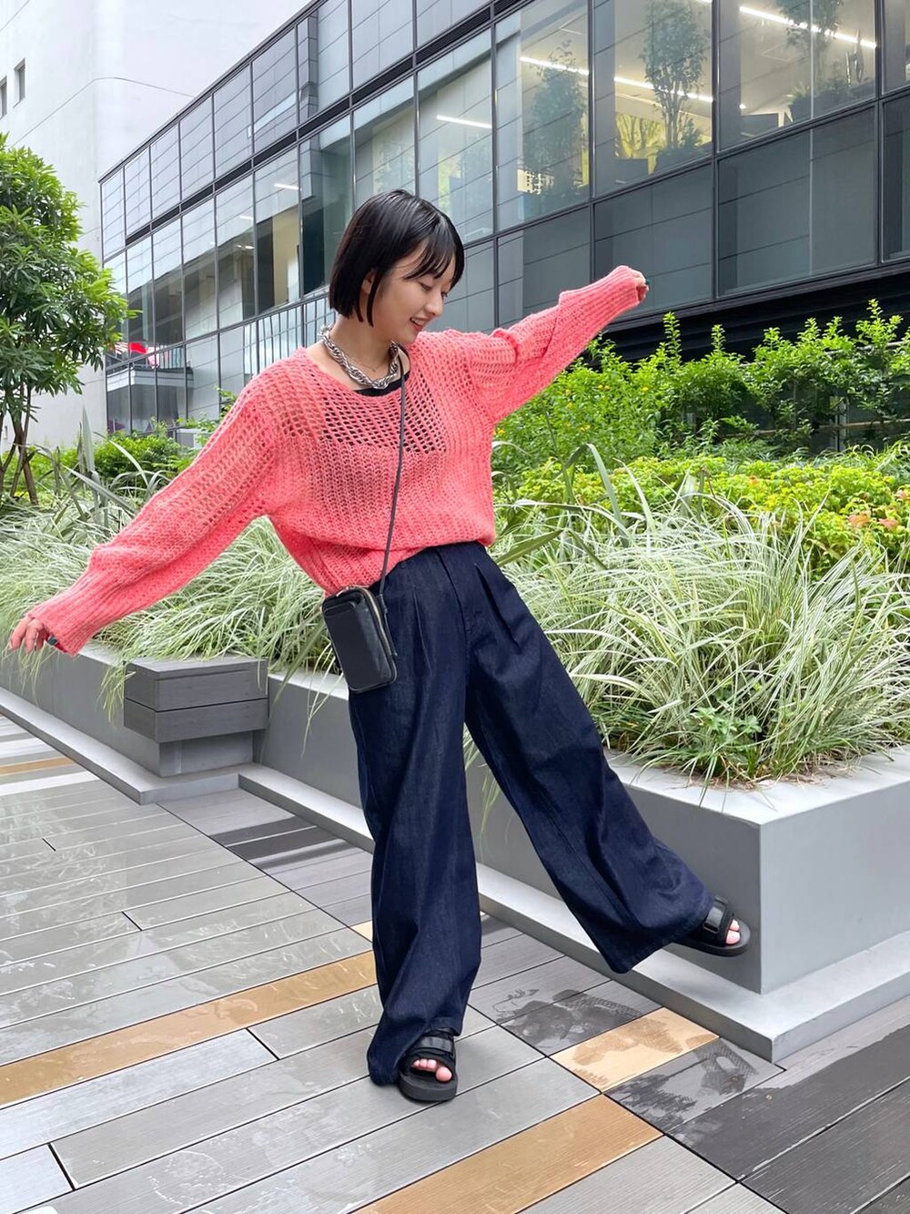 「ニット、デニムパンツ」｜「BAYFLOWのTuckWideJeans（デニムパンツ、ブルー系）」を使った、山形真理さん（レディース・155cm）の夏コーディネートの2枚目の写真