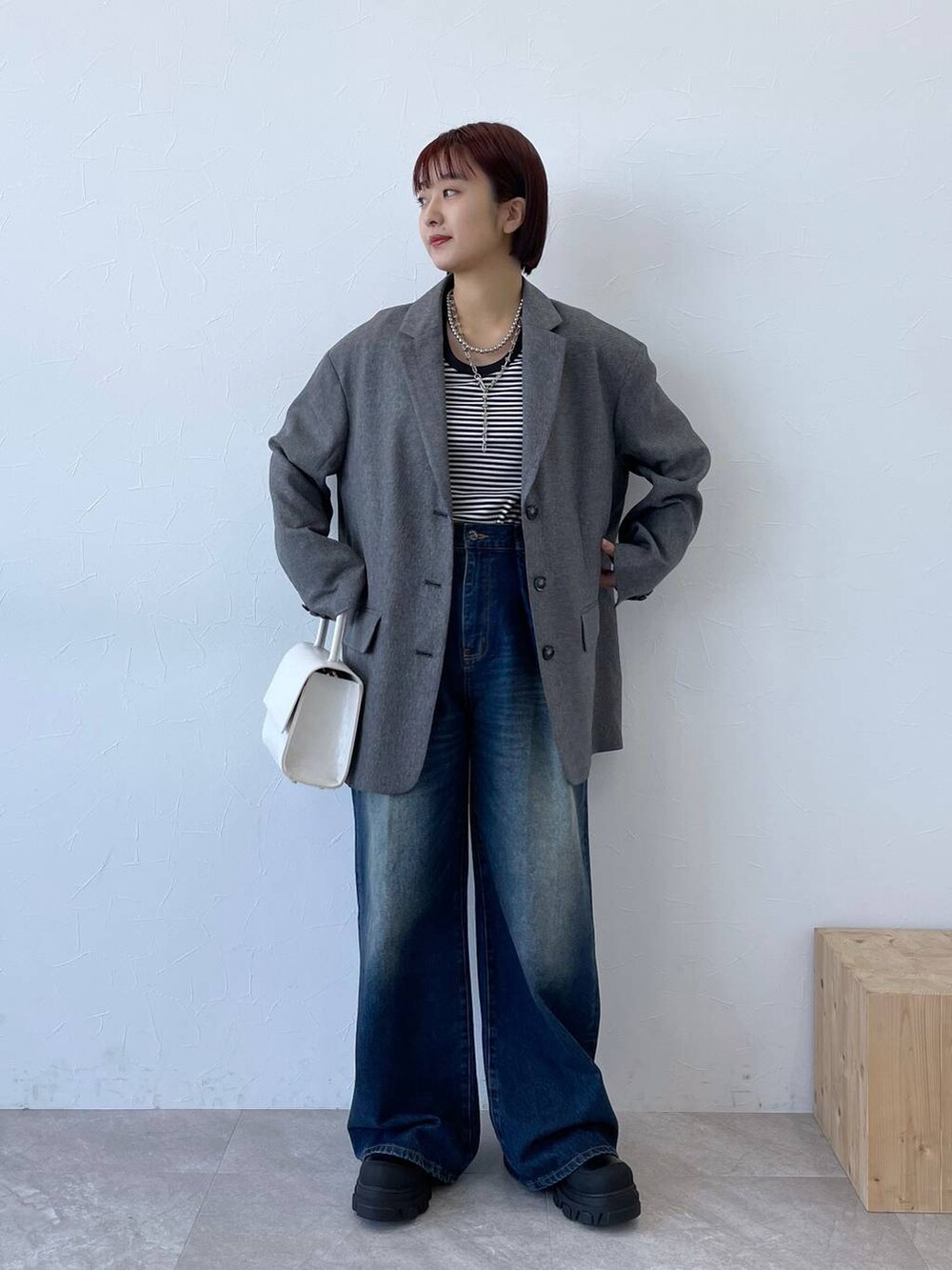 「デニムパンツ、春コーデ、カジュアル」｜「JEANASISのタックデニムワイドパンツ/974143（デニムパンツ、ブルー系）」を使った、山形真理さん（レディース・155cm）の冬コーディネートの2枚目の写真
