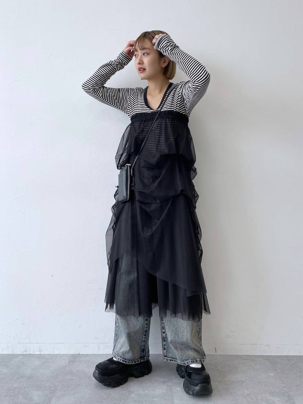 「スカート、ドットエスティ春コーデ、女子会、女子ウケ」｜「JEANASISのasymmetry sneakers/104199（スニーカー、ブラック系）」を使った、山形真理さん（レディース・155cm）の春コーディネートの2枚目の写真