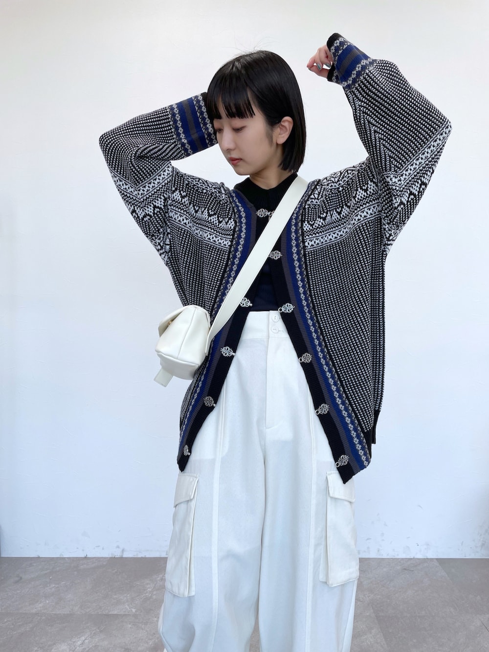 「カーディガン、カーゴパンツ、スニーカーコーデ、ニューバランス9060、ニューバランス、白パンツ、パンツコーデ、カーディガンコーデ、オトナカジュアル、シンプルスタイル、リラックススタイル、低身長コーデ、低身長」｜「JEANASISのチロルカーディガン/169183（カーディガン/ボレロ、グレー系）」を使った、山形真理さん（レディース・156cm）の春コーディネートの4枚目の写真