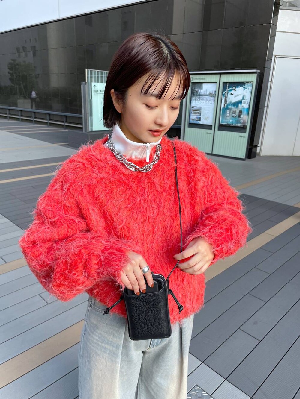 「デニムパンツ、ニット、冬コーデ、カジュアル」｜「JEANASISのビンテージライクネックレス/968929（ネックレス、シルバー系）」を使った、山形真理さん（レディース・155cm）の秋コーディネートの4枚目の写真
